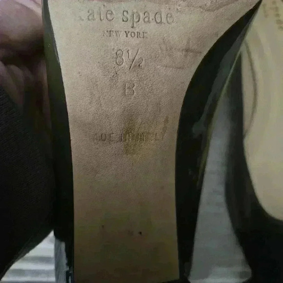 Kate Spade heels.  Olive Green Patent Leather w Black bows. Size 8.5 - Picture 10 of 14